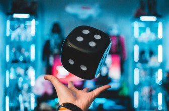 Hva har automatisk investering og online spill til felles?